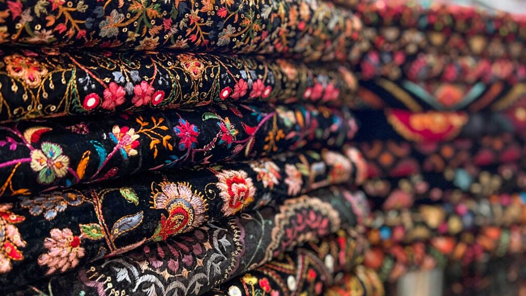 کت سنتی معمولاً از پارچه های باکیفیت و بافت مناسبی ساخته می شود. این پارچه ها از جنس های مختلفی مانند پشم، کتان و یا مخلوطی از این مواد تولید می شوند.